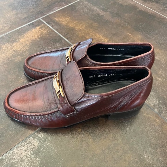 Elegant Brown Leather Loafers with Gold Buckle - Picture 4 of 8